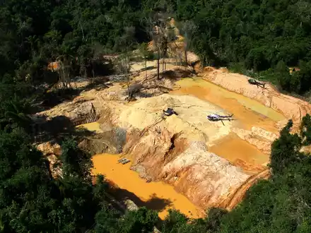 Blick aus einem Hubschrauber der brasilianischen Umweltbehörde auf ein illegales Bergbaulager während einer Operation zur Eindämmung des illegalen Bergbaus im Gebiet der Yanomami-Indianer im brasilianischen Bundesstaat Roraima. - Foto: Edmar Barros/AP/dpa