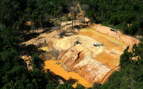 Blick aus einem Hubschrauber der brasilianischen Umweltbehörde auf ein illegales Bergbaulager während einer Operation zur Eindämmung des illegalen Bergbaus im Gebiet der Yanomami-Indianer im brasilianischen Bundesstaat Roraima. - Foto: Edmar Barros/AP/dpa