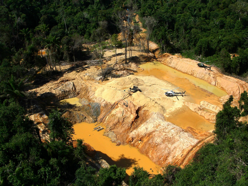 Blick aus einem Hubschrauber der brasilianischen Umweltbehörde auf ein illegales Bergbaulager während einer Operation zur Eindämmung des illegalen Bergbaus im Gebiet der Yanomami-Indianer im brasilianischen Bundesstaat Roraima. - Foto: Edmar Barros/AP/dpa