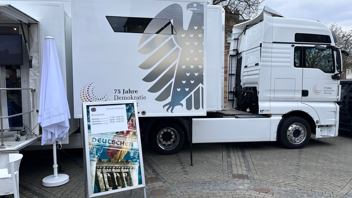 POL-GF: Infomobil des Deutschen Bundestages - Foto: presseportal.de