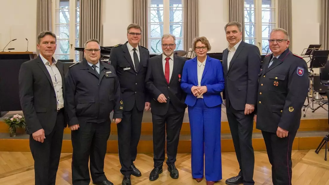 POL-OLD: +++ Polizeipräsident Johann Kühme in den Ruhestand verabschiedet / 150 Gäste bei Feierstunde im Alten Landtag / Nachfolger Andreas Sagehorn in neues Amt eingeführt - Bild: presseportal.de