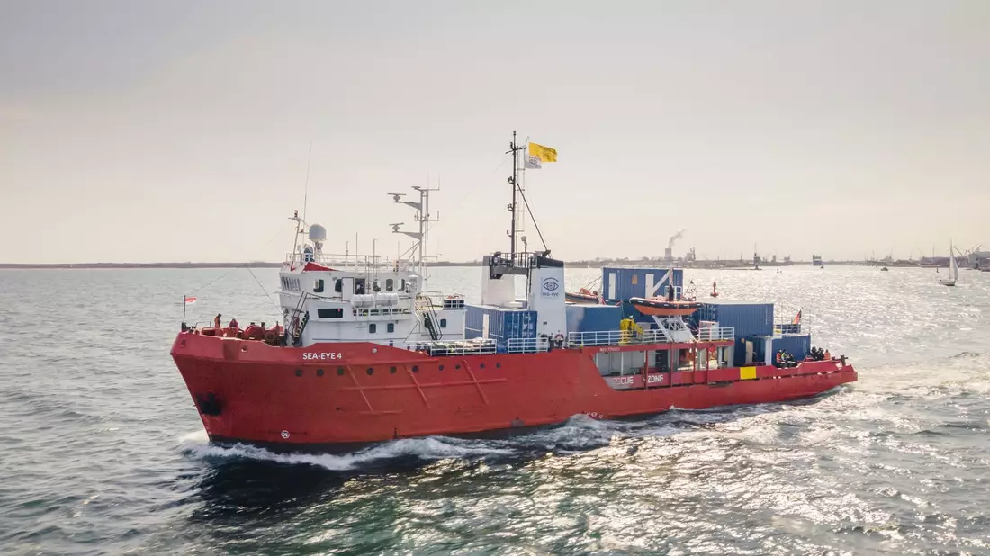 Die italienischen Behörden haben entschieden, dass das Rettungsschiff «Sea-Eye 4» die kommenden 60 Tage nicht mehr auslaufen darf. - Bild: Maik Luedemann/Sea-Eye/AP/dpa