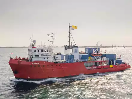 Die italienischen Behörden haben entschieden, dass das Rettungsschiff «Sea-Eye 4» die kommenden 60 Tage nicht mehr auslaufen darf. - Foto: Maik Luedemann/Sea-Eye/AP/dpa