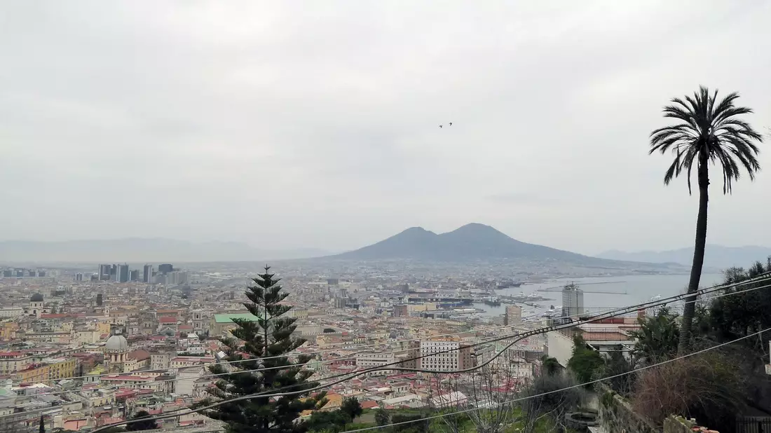 Blick vom Castel Sant'Elmo auf die Stadt und den Vulkan Vesuv. - Bild: Alexandra Stahl/dpa-tmn/dpa