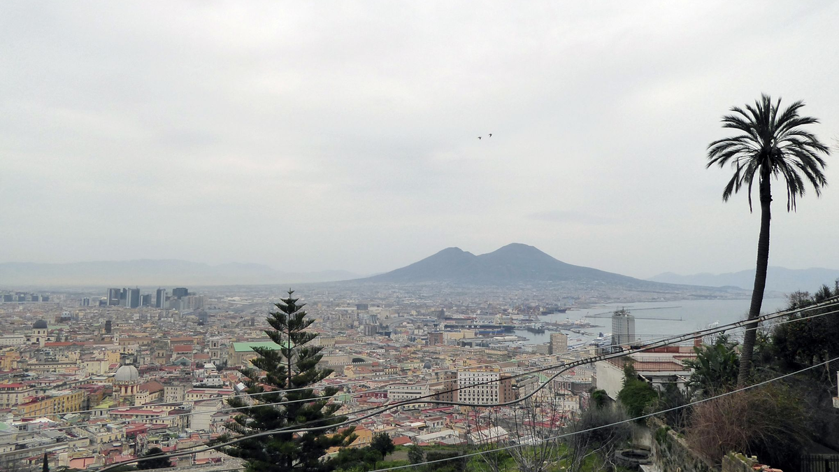Blick vom Castel Sant'Elmo auf die Stadt und den Vulkan Vesuv. - Foto: Alexandra Stahl/dpa-tmn/dpa