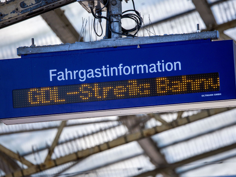 Kundinnen und Kunden der Deutschen Bahn sind  seit bald einem Jahr immer wieder Streiks ausgesetzt. - Foto: Jens Büttner/dpa