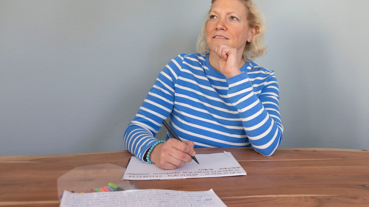 Gedächtniskünstlerin Susanne Hippauf trainiert für den deutschen Rekord im Pi-Memorieren. - Foto: Helmut Fricke/dpa