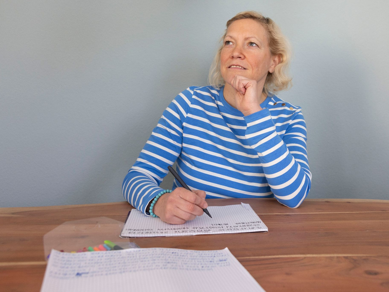 Gedächtniskünstlerin Susanne Hippauf trainiert für den deutschen Rekord im Pi-Memorieren. - Foto: Helmut Fricke/dpa