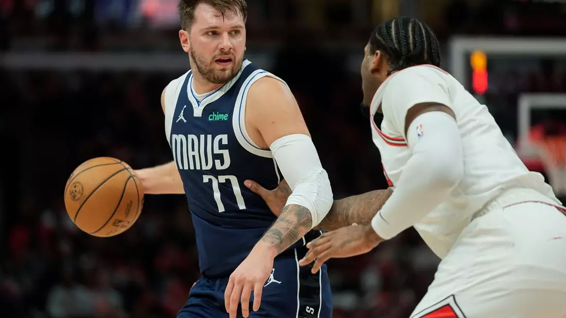 Die Rekordserie von Luka Doncic (l) ist gerissen, doch der Slowene führt die Mavericks zum nächsten Sieg. - Bild: Erin Hooley/AP/dpa