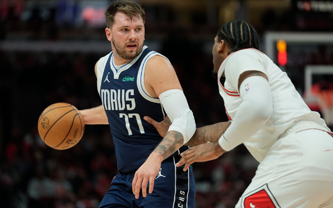 Die Rekordserie von Luka Doncic (l) ist gerissen, doch der Slowene fĂŒhrt die Mavericks zum nĂ€chsten Sieg. - Foto: Erin Hooley/AP/dpa Die Rekordserie von Luka Doncic (l) ist gerissen, doch der Slowene fĂŒhrt die Mavericks zum nĂ€chsten Sieg. - Foto: Erin Hooley/AP/dpa