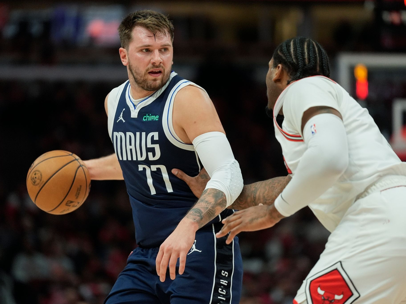 Die Rekordserie von Luka Doncic (l) ist gerissen, doch der Slowene führt die Mavericks zum nächsten Sieg. - Foto: Erin Hooley/AP/dpa