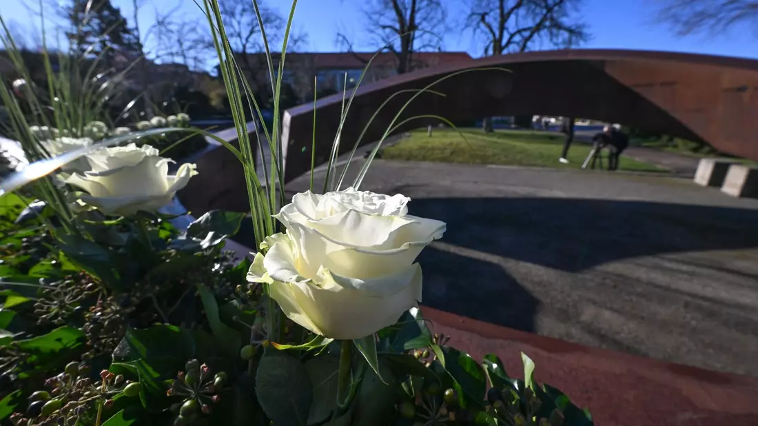 Weiße Rosen stehen an der Gedenkstätte Gebrochener Ring einer Schule in Winnenden. Damit wird den 16 Toten des Amoklaufs gedacht. - Bild: Bernd Weißbrod/dpa
