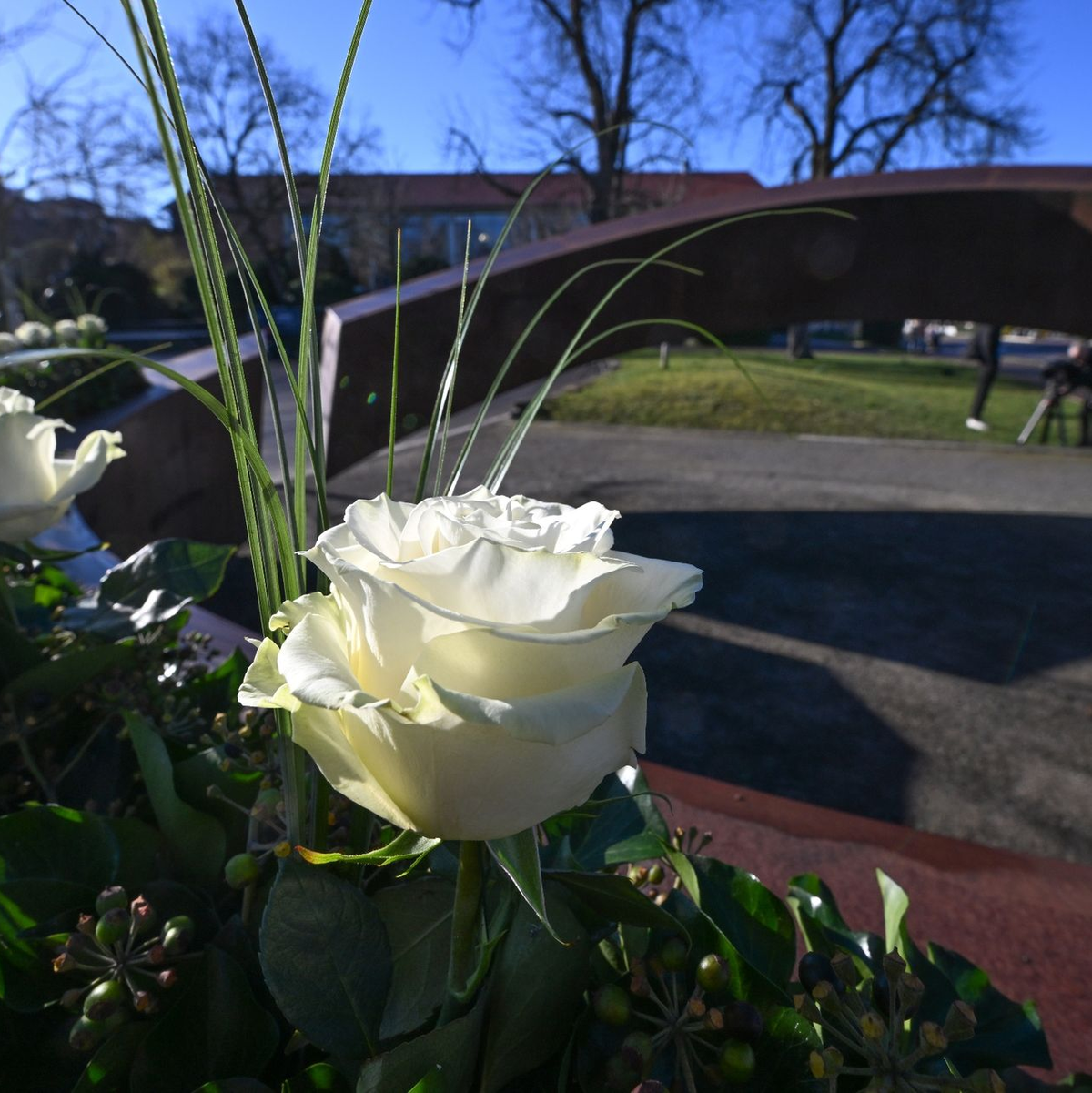 Weiße Rosen stehen an der Gedenkstätte 