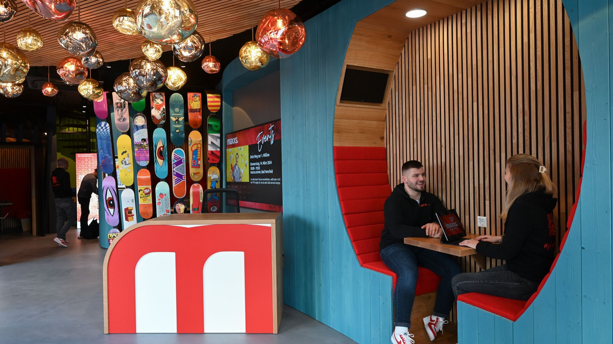 Jung-Kundenberaterin Justine Gleim (r) und ihr Kollege Raul Gonzalez sitzen in der Maxxs-Filiale in Bad Hersfeld in einer Beratungsnische. - Foto: Uwe Zucchi/dpa