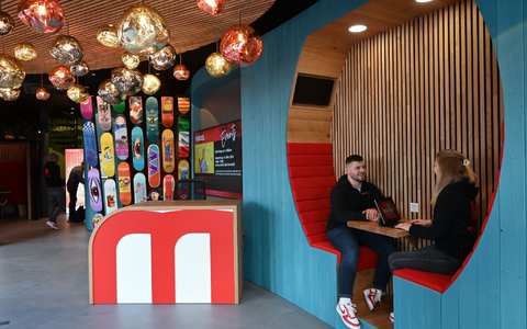 Jung-Kundenberaterin Justine Gleim (r) und ihr Kollege Raul Gonzalez sitzen in der Maxxs-Filiale in Bad Hersfeld in einer Beratungsnische. - Foto: Uwe Zucchi/dpa
