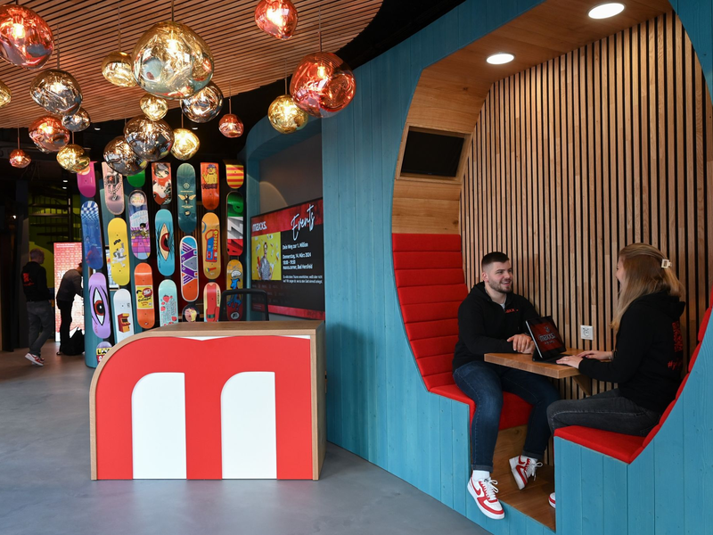 Jung-Kundenberaterin Justine Gleim (r) und ihr Kollege Raul Gonzalez sitzen in der Maxxs-Filiale in Bad Hersfeld in einer Beratungsnische. - Foto: Uwe Zucchi/dpa