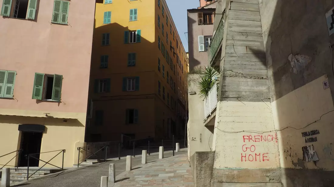 Auf Hauswänden in Bastia auf Korsika sind anti-französische Sprüche zu lesen. - Bild: Rachel Boßmeyer/dpa