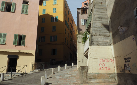Auf Hauswänden in Bastia auf Korsika sind anti-französische Sprüche zu lesen. - Foto: Rachel Boßmeyer/dpa