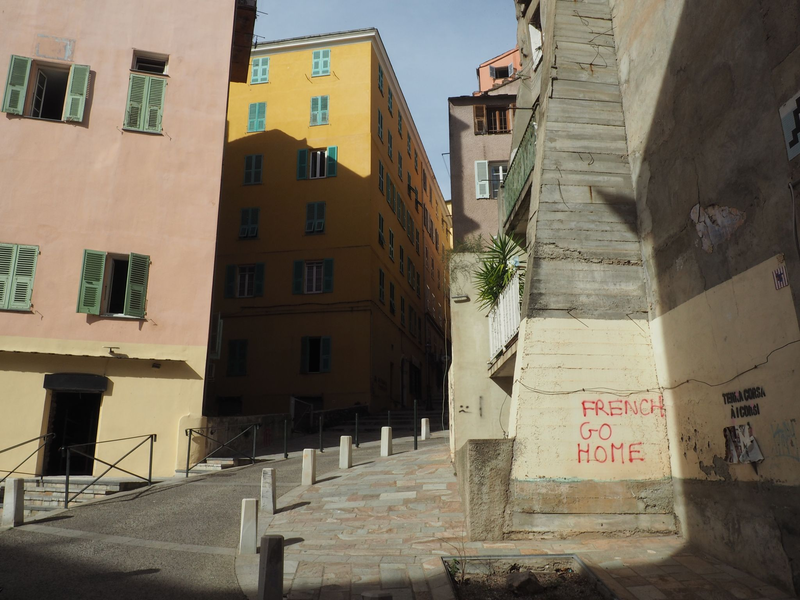 Auf Hauswänden in Bastia auf Korsika sind anti-französische Sprüche zu lesen. - Foto: Rachel Boßmeyer/dpa