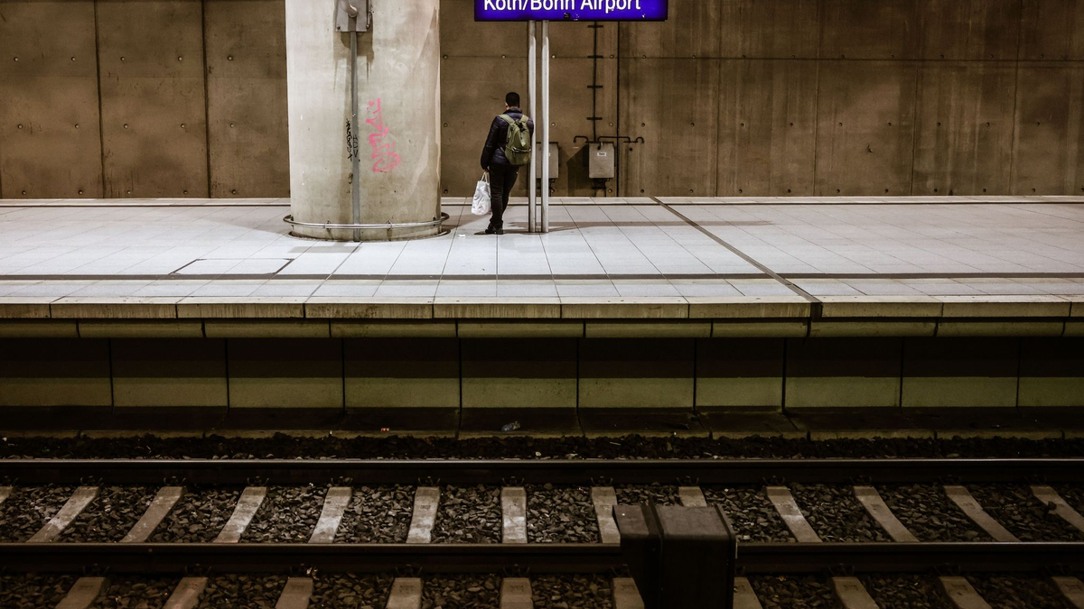 Ein Mann steht auf einem Bahnsteig am Flughafenbahnhof Köln/Bonn. Fahrgäste müssen deutschlandweit den ganzen Tag über erneut mit großen Einschränkungen im Personenverkehr rechnen. - Foto: Oliver Berg/dpa