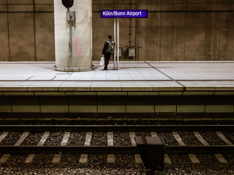 Ein Mann steht auf einem Bahnsteig am Flughafenbahnhof Köln/Bonn. Fahrgäste müssen deutschlandweit den ganzen Tag über erneut mit großen Einschränkungen im Personenverkehr rechnen. - Foto: Oliver Berg/dpa