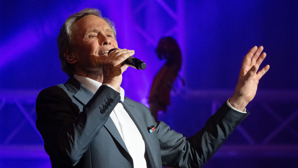Peter Kraus steht beim Tourauftakt seiner «Meine Hits - Meine Idole»-Tour auf der Bühne. - Foto: Marijan Murat/dpa