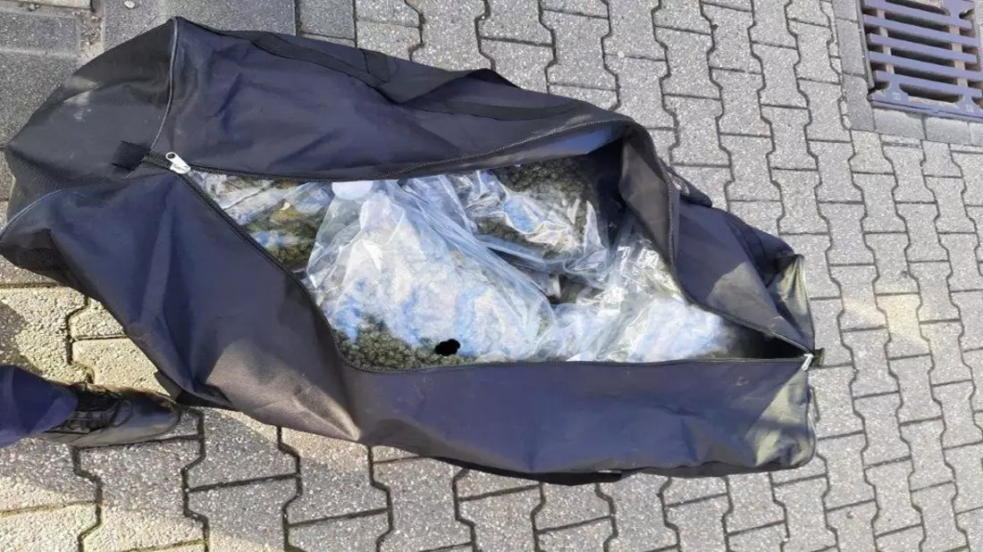BPOL NRW: Von der Imbissbude ins Gefängnis - Bundespolizei beschlag-nahmt 13 Kilogramm Marihuana - Bild: presseportal.de
