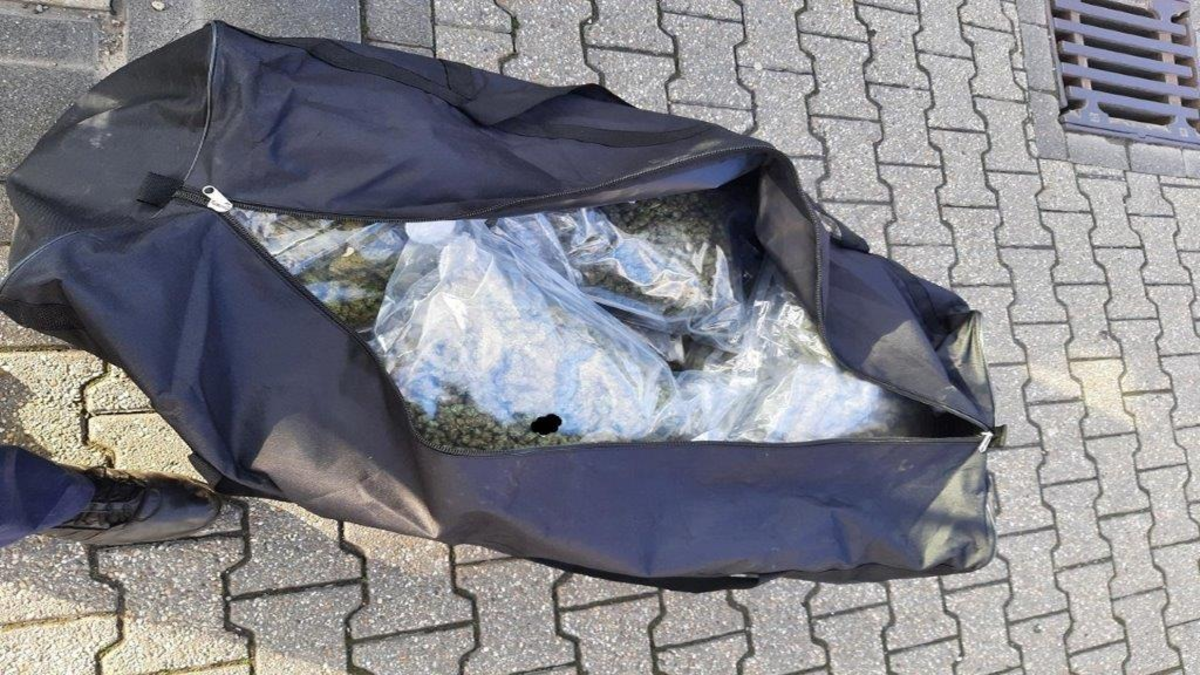 BPOL NRW: Von der Imbissbude ins Gefängnis - Bundespolizei beschlag-nahmt 13 Kilogramm Marihuana - Foto: presseportal.de
