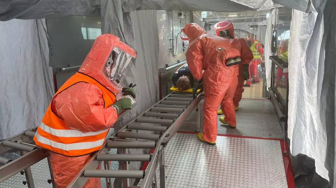FW Kreis Soest: Feuerwehren und Hilfsorganisationen üben Gefahrstofflage. Dekontamination von Verletzten am Rettungszentrum geprobt. - Bild: presseportal.de