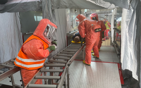 FW Kreis Soest: Feuerwehren und Hilfsorganisationen üben Gefahrstofflage. Dekontamination von Verletzten am Rettungszentrum geprobt. - Foto: presseportal.de