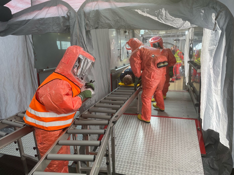 FW Kreis Soest: Feuerwehren und Hilfsorganisationen üben Gefahrstofflage. Dekontamination von Verletzten am Rettungszentrum geprobt. - Foto: presseportal.de