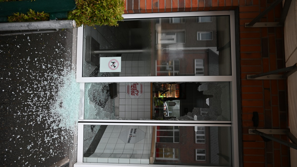 POL-KLE: Geldern - Einbruch in Restaurant / Scheibe mit Gullideckel eingeschlagen - Foto: presseportal.de