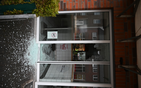 POL-KLE: Geldern - Einbruch in Restaurant / Scheibe mit Gullideckel eingeschlagen - Foto: presseportal.de POL-KLE: Geldern - Einbruch in Restaurant / Scheibe mit Gullideckel eingeschlagen - Foto: presseportal.de