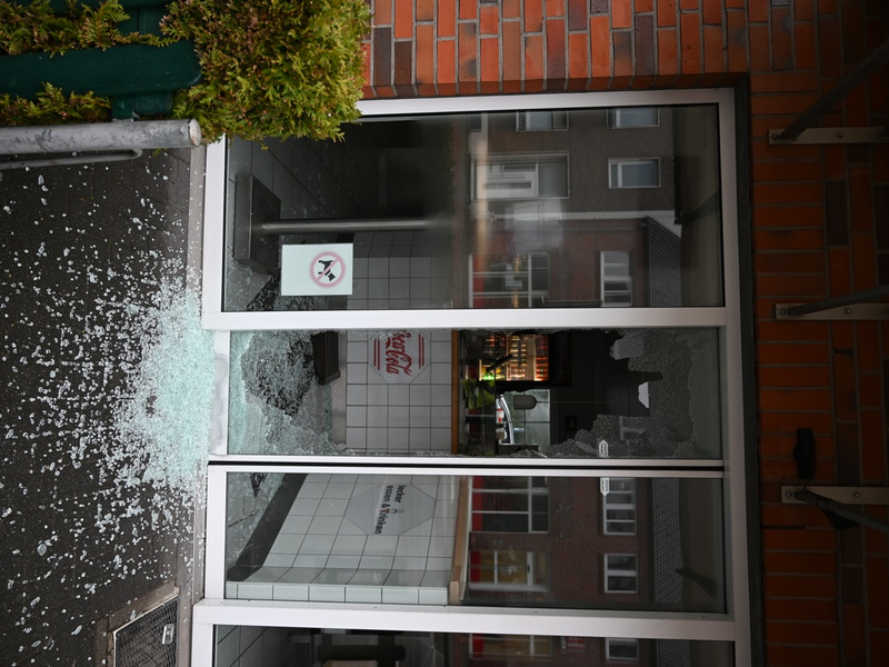 POL-KLE: Geldern - Einbruch in Restaurant / Scheibe mit Gullideckel eingeschlagen - Foto: presseportal.de