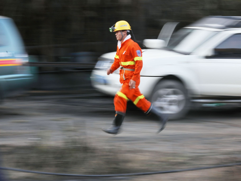 Ein Helfer eines Rettungsdienstes läuft bei einem Einsatz nach einem Grubenunglück. - Foto: Ou Dongqu/XinHua/dpa