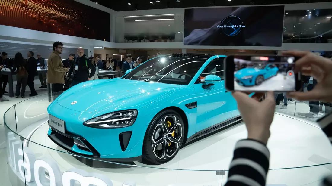 Die Limousine SU7 bei einer Präsentation auf dem Mobile World Congress in Barcelona. - Bild: David Zorrakino/EUROPA PRESS/dpa