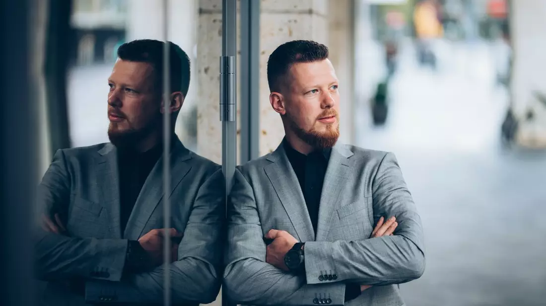 Tobias Schott von Racoon Media: Wie ein Krisenmanager Unternehmen auf den richtigen Weg bringt - Bild: presseportal.de