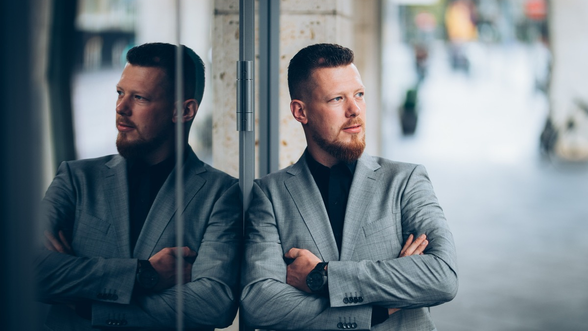 Tobias Schott von Racoon Media: Wie ein Krisenmanager Unternehmen auf den richtigen Weg bringt - Foto: presseportal.de