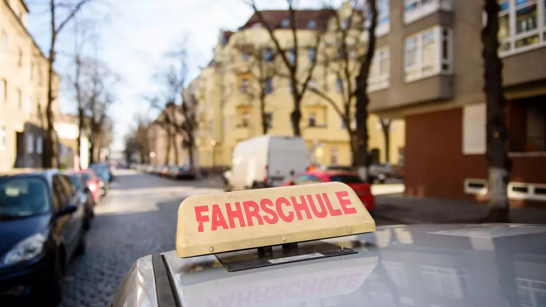 Der TÜV-Verband hat neue Zahlen zur Führerscheinprüfung in Deutschland vorgelegt. - Bild: Gregor Fischer/dpa