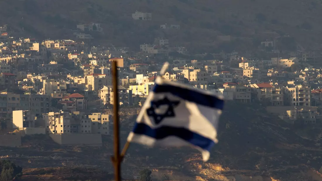 Eine israelische Flagge in den von Israel kontrollierten Golanhöhen (Symbolbild). - Bild: Ariel Schalit/AP/dpa