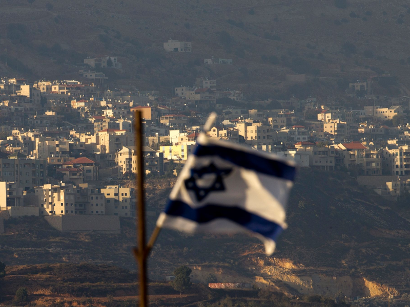 Eine israelische Flagge in den von Israel kontrollierten Golanhöhen. (Symbolbild) - Foto: Ariel Schalit/AP/dpa