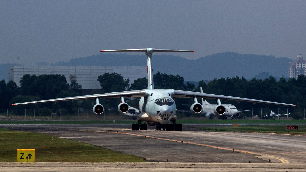 Eine Transportmaschine vom Typ Iljuschin IL-76 (Archiv) - Foto: Azhar Rahim/EPA/dpa
