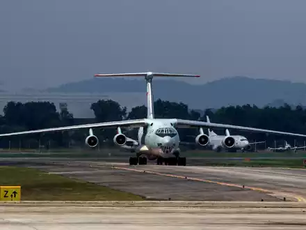 Eine Transportmaschine vom Typ Iljuschin IL-76 (Archiv) - Foto: Azhar Rahim/EPA/dpa