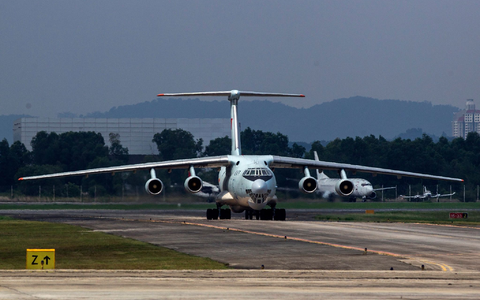 Eine Transportmaschine vom Typ Iljuschin IL-76 (Archiv) - Foto: Azhar Rahim/EPA/dpa