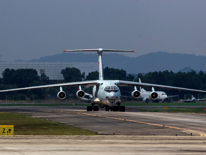 Eine Transportmaschine vom Typ Iljuschin IL-76 (Archiv) - Foto: Azhar Rahim/EPA/dpa