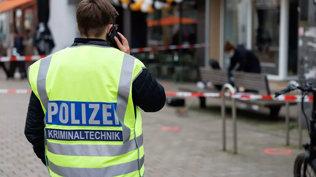 In Bielefeld fahndet die Polizei mit Namen und Fotos nach zwei mutmaßlichen Schützen. - Bild: Friso Gentsch/dpa