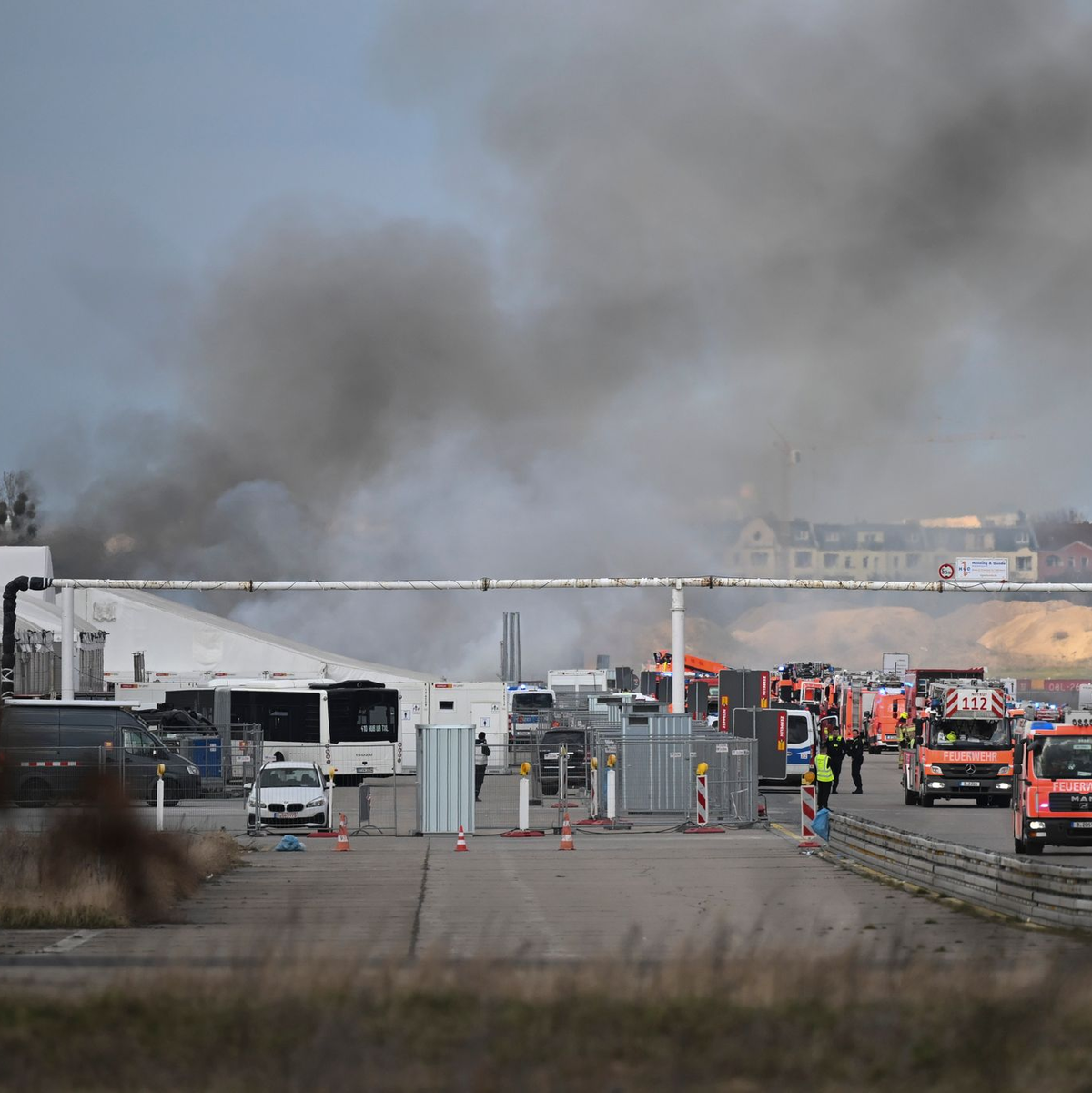 Es brennt bei der Flüchtlingsunterkunft am ehemaligen Flughafen Tegel. - Foto: Sebastian Gollnow/dpa