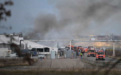 Feuerwehrmänner löschen die letzten Brandstellen in der Flüchtlingsunterkunft am ehemaligen Flughafen Tegel. - Foto: Sebastian Gollnow/dpa