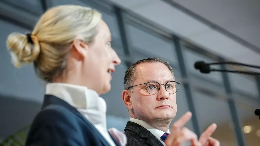 Die AfD-Politiker Alice Weidel und Tino Chrupalla - ihre Partei soll mehr als 100 Rechtsextremisten im Bundestag beschäftigen. - Bild: Kay Nietfeld/dpa
