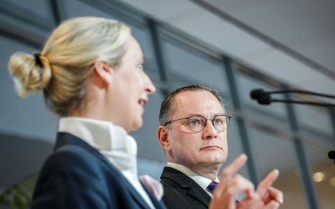 Alice Weidel und Tino Chrupalla. Die AfD-Spitze strebt einen Austritt aus dem rechten Parteienbündnis an und will damit einem Rauswurf zuvorkommen. - Foto: Kay Nietfeld/dpa